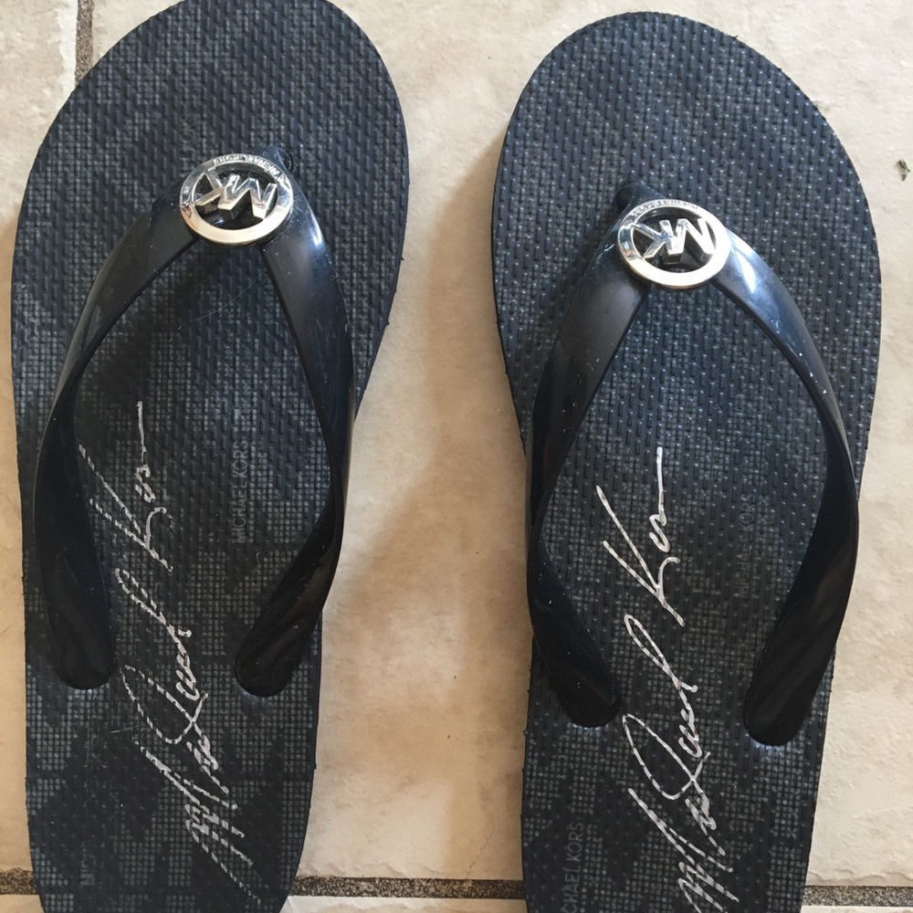 RUNS SMALL Michael kohrs flip flops